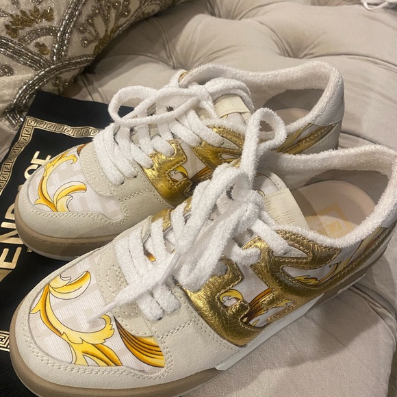 Fendi Women's White and Gold Sneakers. LIMITED ADDITION. - Picture 6 of 13